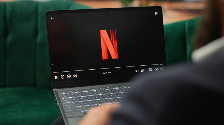 Άτομο που παρακολουθεί Netflix σε φορητό υπολογιστή