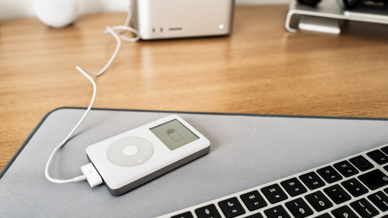 Το iPod 2ης γενιάς φορτίζεται από υπολογιστή Apple Mac Studio