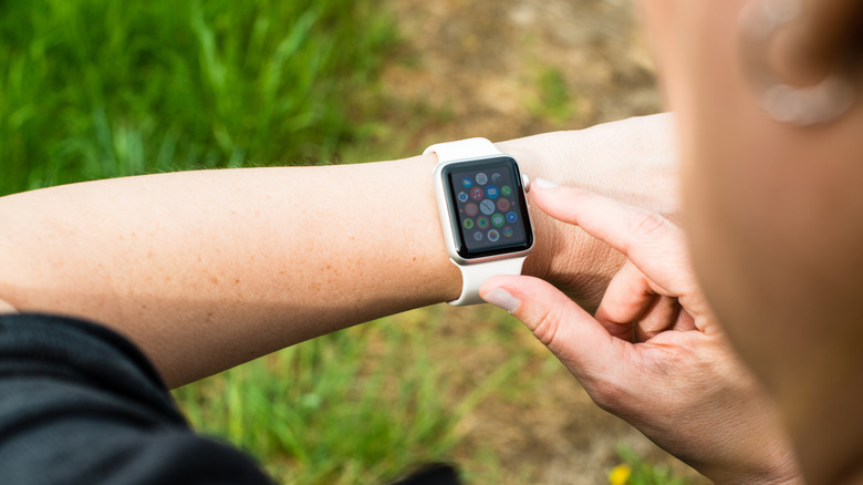 Χέρι ενός ατόμου που αγγίζει το Digital Crown σε ένα Apple Watch