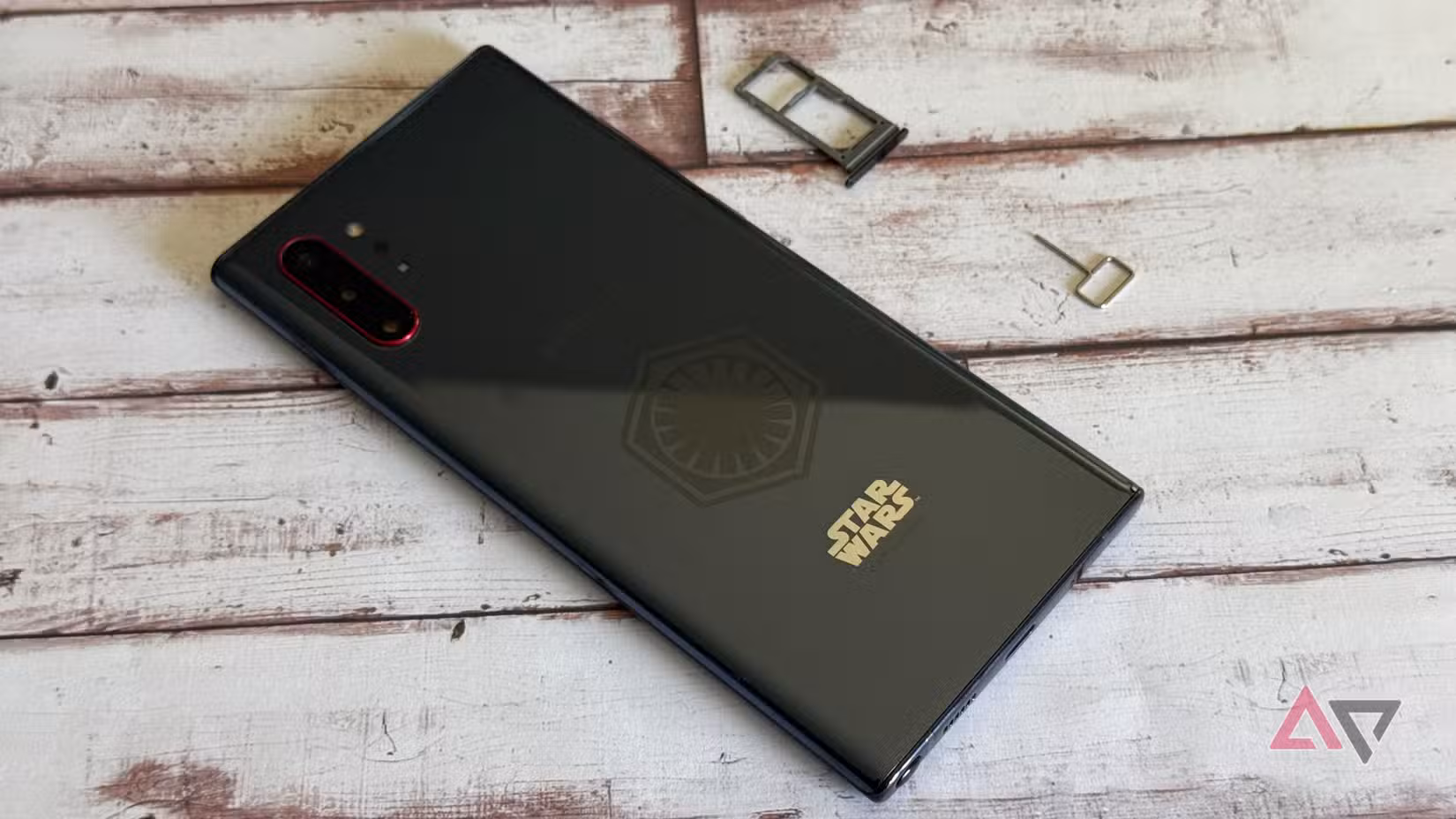 Υποδοχή κάρτας MicroSD και διάταξη κάμερας στο Samsung Galaxy Note 10+