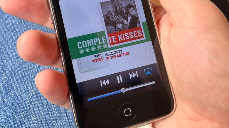 Ένα άτομο που κρατά ένα iPod touch 3 παίζει μουσική