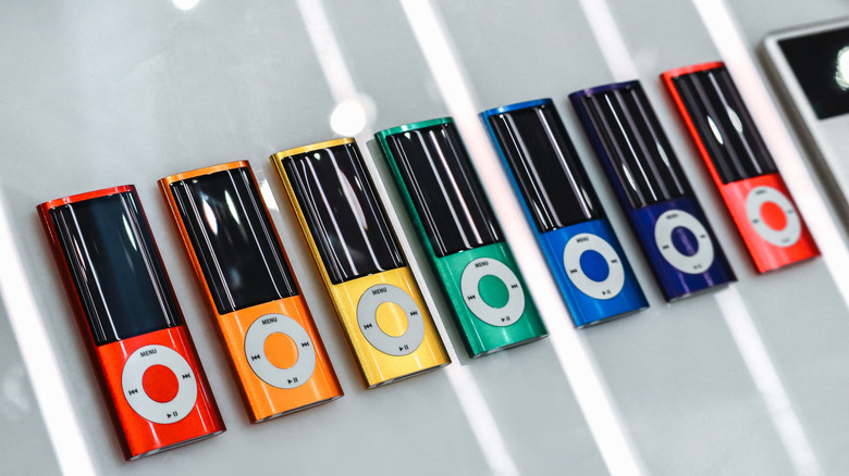 Μια σειρά από πολύχρωμα vintage iPod στο Μουσείο Επιστημών στο Λονδίνο