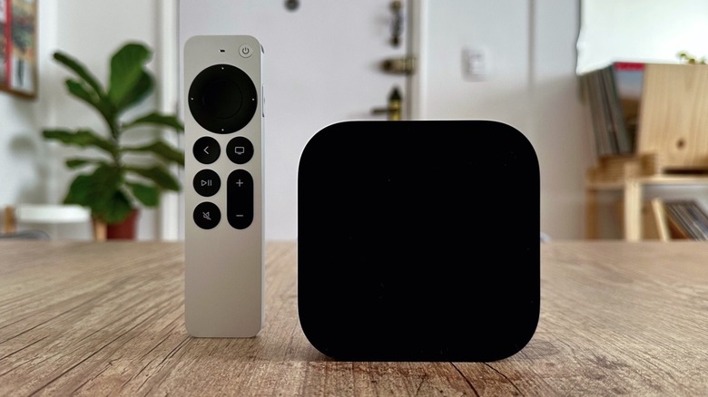 Το Apple TV 4K τρίτης γενιάς και το Siri Remote σε ένα τραπέζι