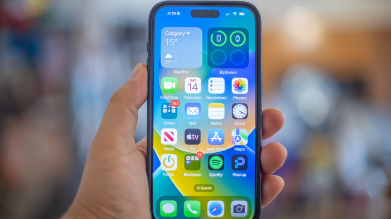 iPhone 15 Plus στο χέρι