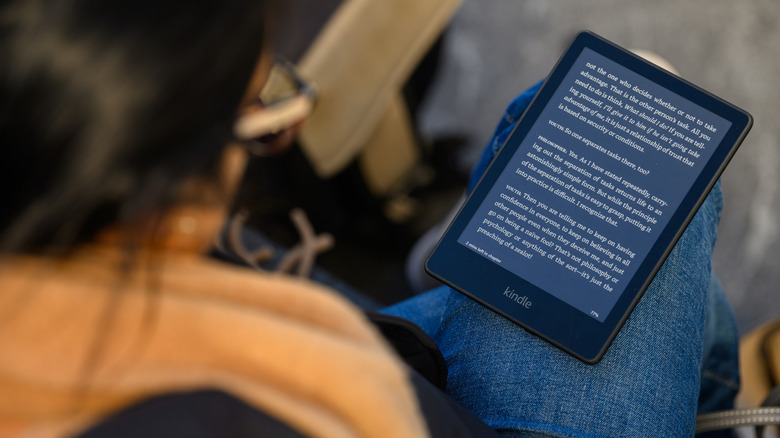 Άτομο με Kindle σε σκοτεινή λειτουργία