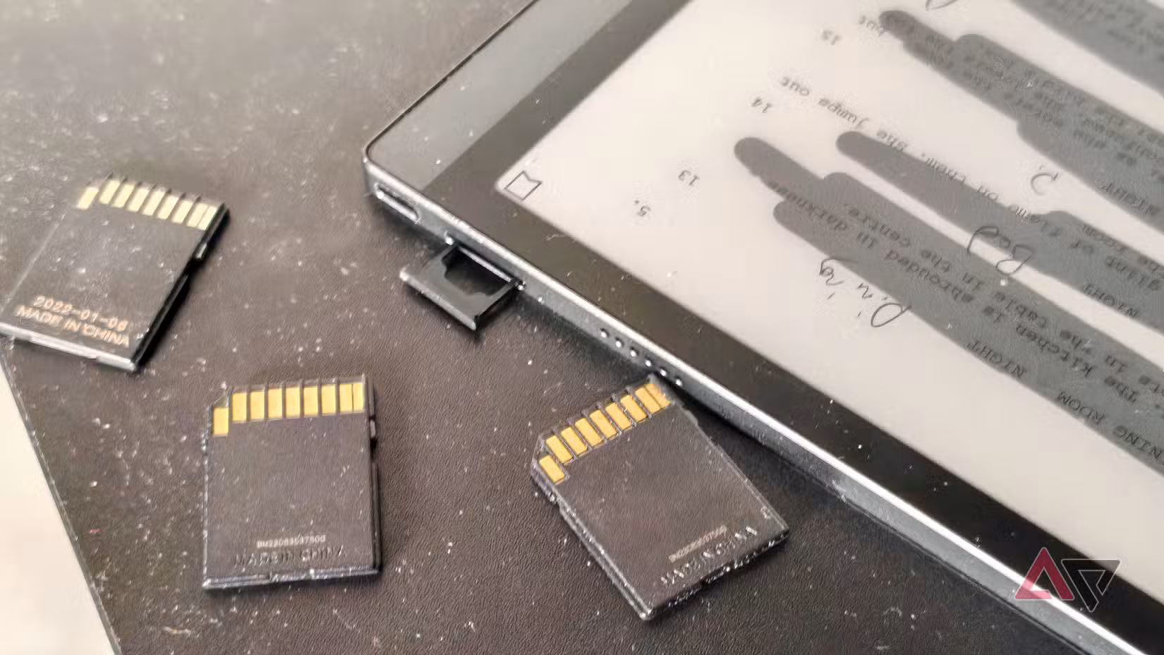Η υποδοχή κάρτας microSD του Onyx Boox Tab Ultra C, με ορισμένες κάρτες SD να την περιβάλλουν.