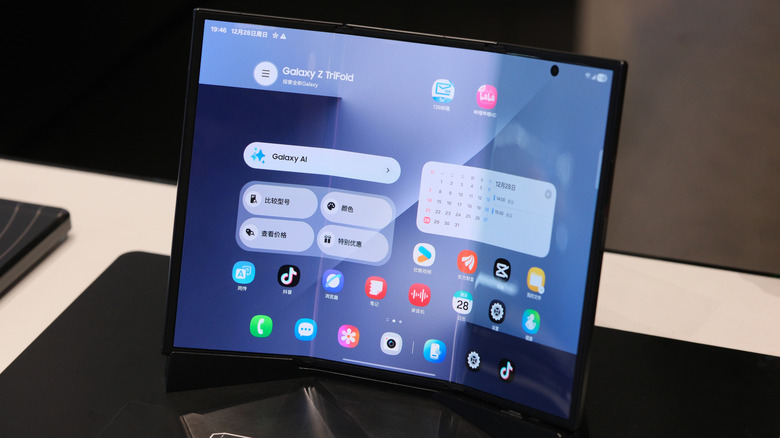 Επεκτάσεις φυσικής γύρω από τη συσκευή Galaxy Z Fold