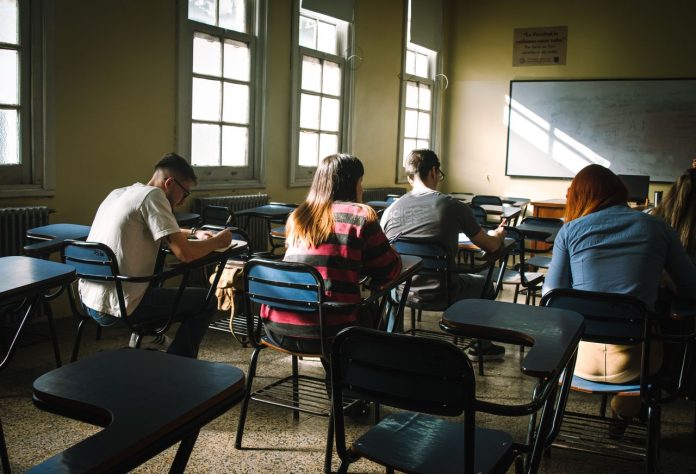 «Πώς επηρεάστηκε η τάξη χωρίς κινητά και λάπτοπ» «Πώς επηρεάστηκε η τάξη χωρίς κινητά και λάπτοπ»