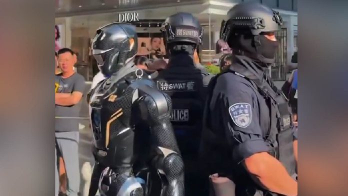 «Ο Ρόμποκοπ σε περιπολία στους δρόμους της Κίνας» «Ο Ρόμποκοπ σε περιπολία στους δρόμους της Κίνας»