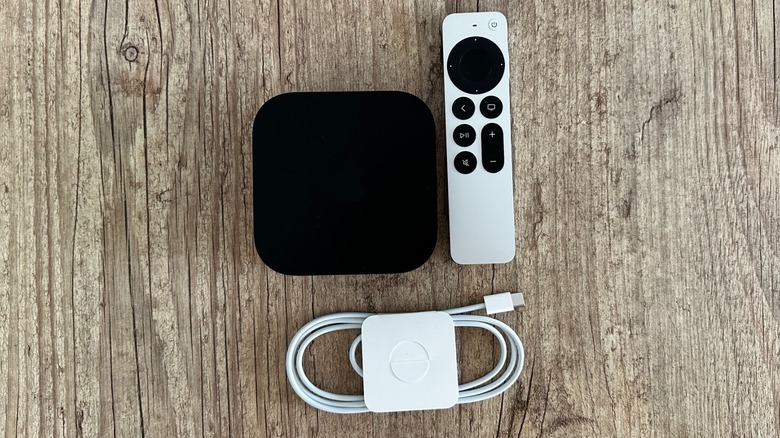 Ένα Apple TV 4K και τα αξεσουάρ του σε ένα τραπέζι