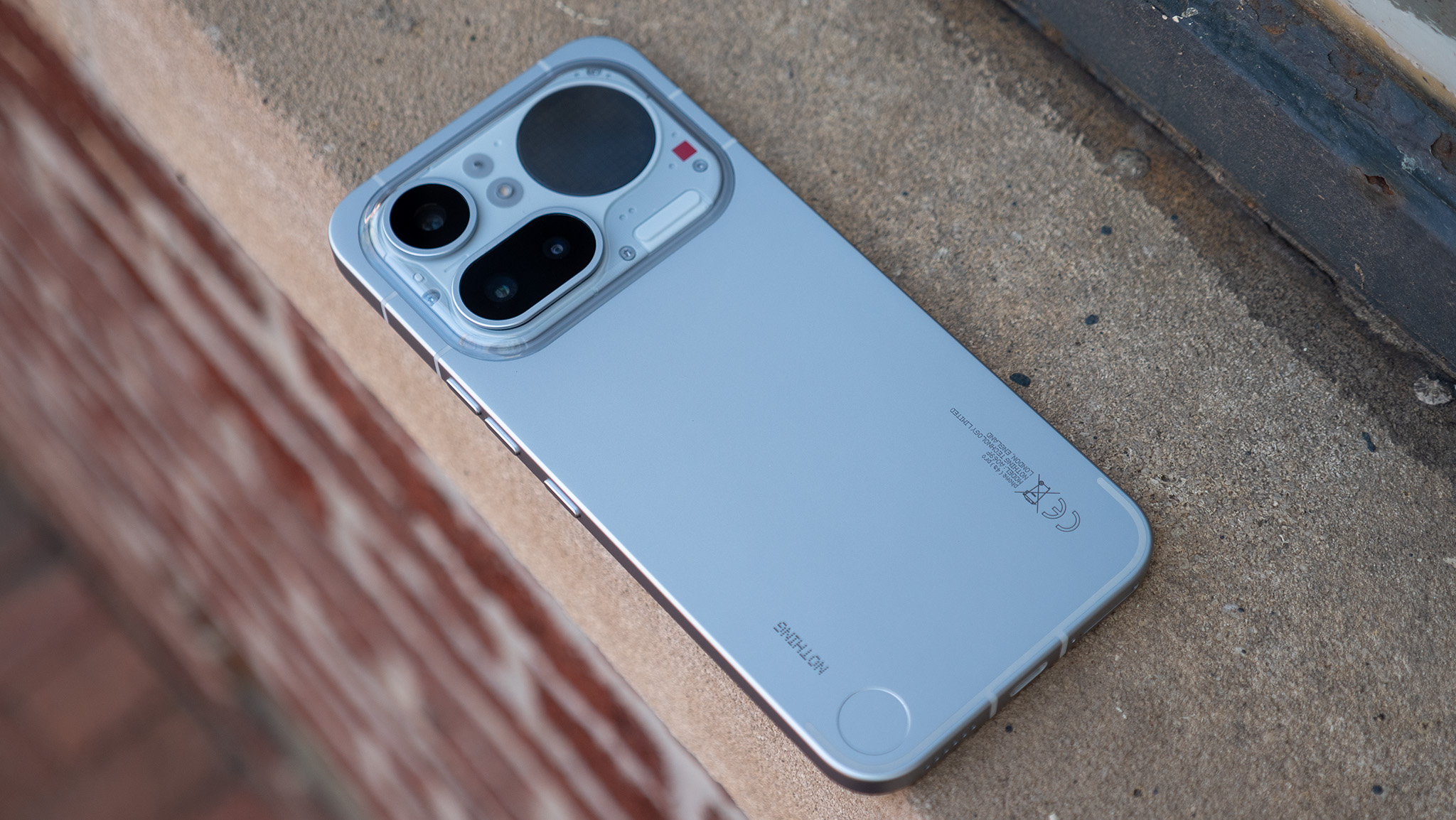 Το πίσω μέρος του ασημί Nothing Phone 4a Pro