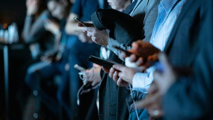 Η Σουηδία προτείνει απαγόρευση smartphone για παιδιά κάτω των 13