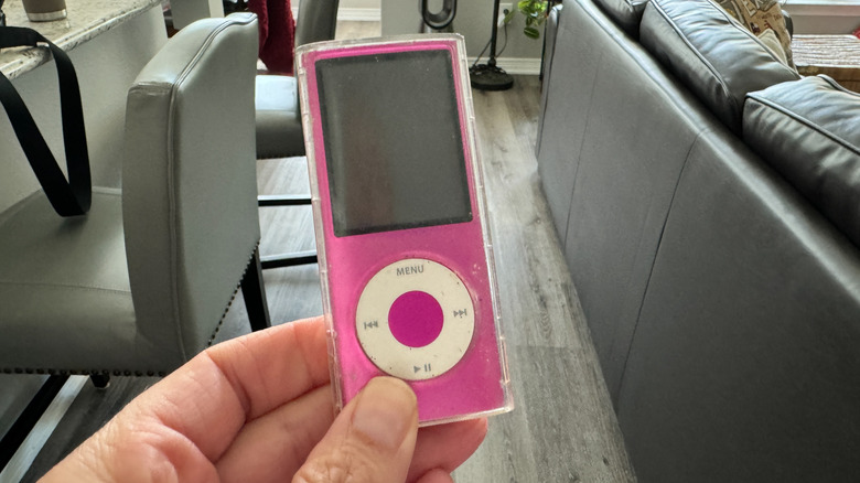Ένα χέρι που κρατά ένα ροζ iPod Nano
