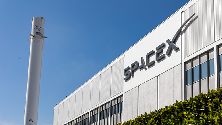 Κεντρικά γραφεία της SpaceX με έναν ενισχυτή Falcon 9 κατά τη διάρκεια εκτόξευσης