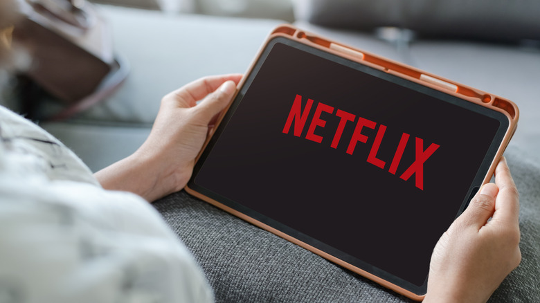 Άτομο που παρακολουθεί το Netflix σε ένα tablet