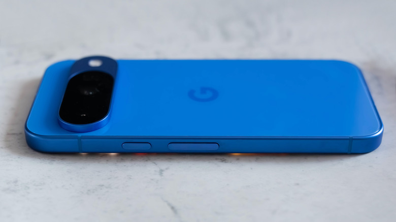 Το Google Pixel 10 βρίσκεται στο πλάι σε μια επιφάνεια