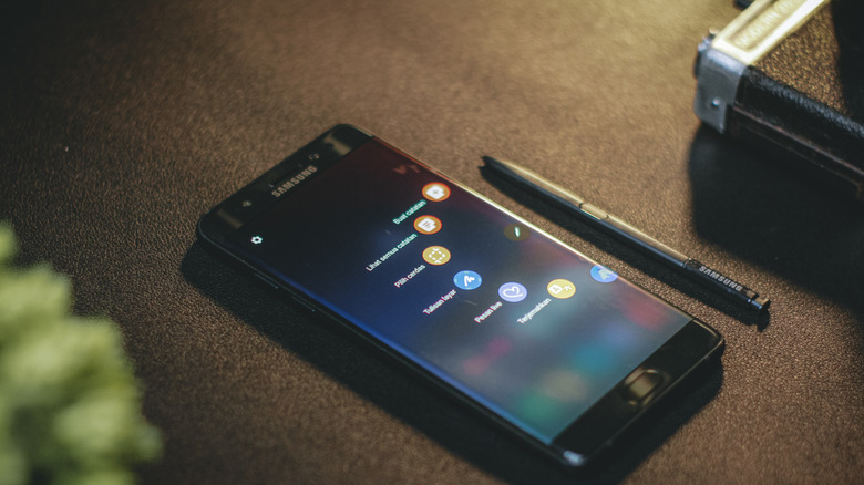 Ένα smartphone Samsung Galaxy με στυλό γραφίδας