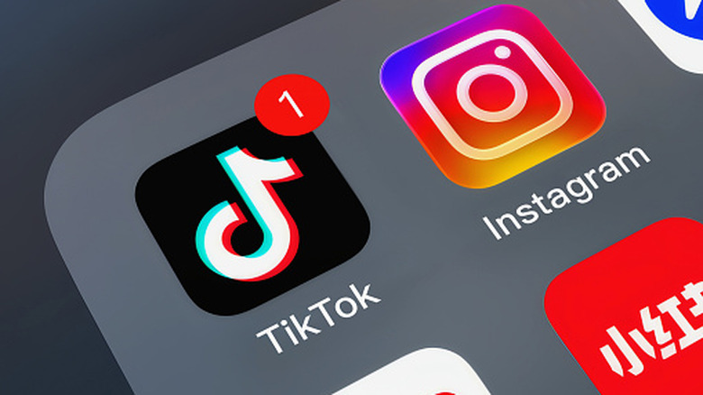 Εφαρμογές κοινωνικών μέσων TikTok και Instagram σε τηλέφωνο