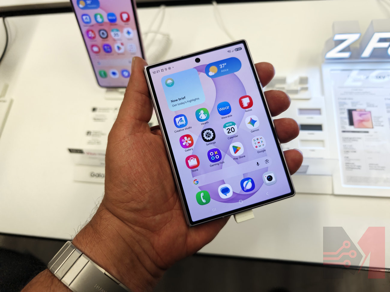 Galaxy Z Fold 8 στο χέρι