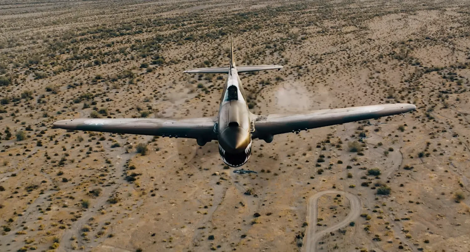 Μπροστινή όψη του P-40 Warhawk κατά την πτήση πάνω από την έρημο