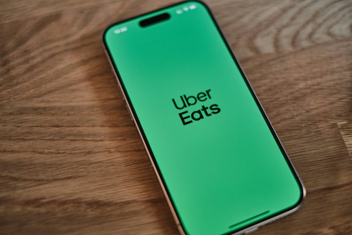 Η Uber αναστέλλει την είσοδό της στο food delivery στην Ελλάδα και 4 χώρες