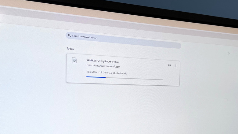 Το πρόγραμμα περιήγησης Google Chrome δείχνει την ταχύτητα λήψης σε MB/s κατά τη λήψη του ISO των Windows 11.