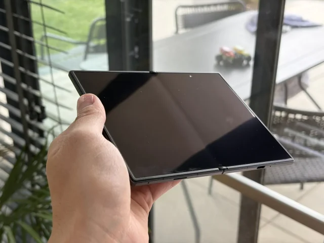 Σύγκριση τσάκισης στην οθόνη του Samsung Galaxy Z Fold 8 μετά από λίγες ημέρες χρήσης