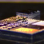 MIT: Νέα φωτονικά τσιπ επιτυγχάνουν 1 Petabit/s με λιγότερη ενέργεια
