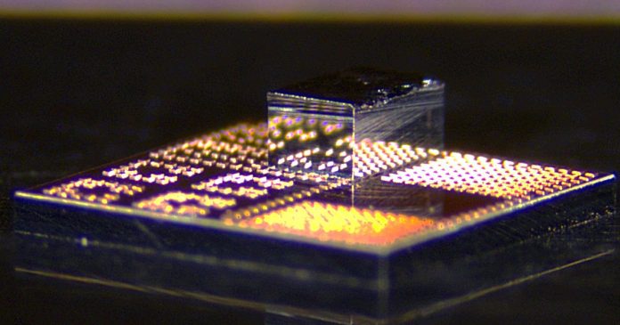 MIT: Νέα φωτονικά τσιπ επιτυγχάνουν 1 Petabit/s με λιγότερη ενέργεια MIT: Νέα φωτονικά τσιπ επιτυγχάνουν 1 Petabit/s με λιγότερη ενέργεια