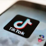 Το TikTok Σαρώνει το Πρόσωπό σου για να Εντοπίσει τους AI Κλώνους σου
