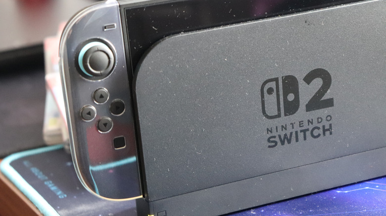 Κοντινό πλάνο μιας κονσόλας Nintendo Switch 2 συνδεδεμένη στο σταθμό φόρτισής της