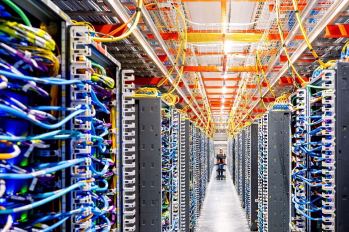 Amazon data center: Μυστική κατασκευή μέσω φεστιβάλ σκόρδου Amazon data center: Μυστική κατασκευή μέσω φεστιβάλ σκόρδου
