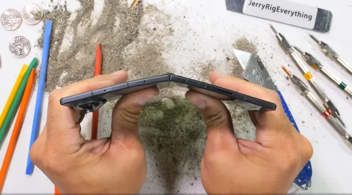 Galaxy Z Fold 8 στο JerryRigEverything: Αντοχή και αστοχίες Galaxy Z Fold 8 στο JerryRigEverything: Αντοχή και αστοχίες