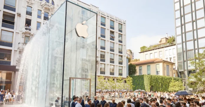 Apple: Κατέβασε διαφήμιση μετά από κατηγορίες για «ηλεκτρονική νταντά» Apple billboard: Ντόρος στην Ιταλία για νήπιο με iPhone