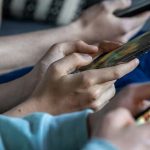 Social media κάτω των 15: Αντισυνταγματικό το μπλόκο στη Γαλλία