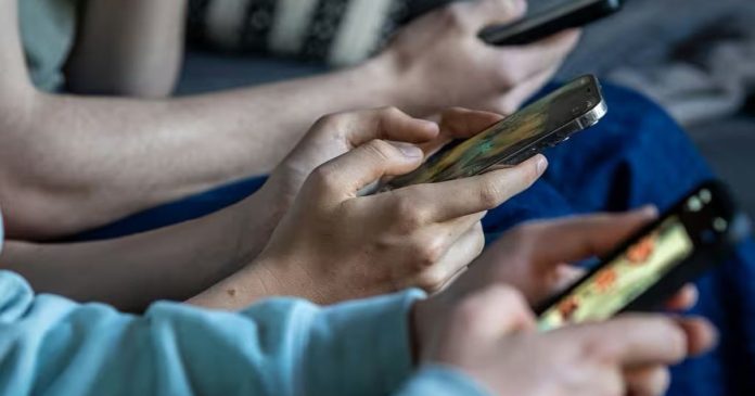 Social media κάτω των 15: Αντισυνταγματικό το μπλόκο στη Γαλλία Social media κάτω των 15: Αντισυνταγματικό το μπλόκο στη Γαλλία