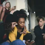 Social media στη Γαλλία: Αντισυνταγματική η απαγόρευση κάτω των 15