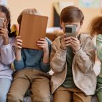 Έρευνα: Τα Smartphone Βλάπτουν τα Παιδιά Κάτω των 12