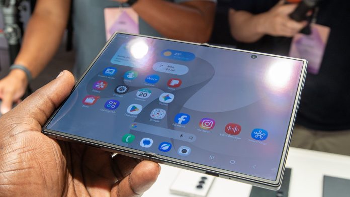 Samsung Galaxy Z Fold 8 Δωρεάν: Λήγει η προσφορά της T-Mobile Samsung Galaxy Z Fold 8 Δωρεάν: Λήγει η προσφορά της T-Mobile