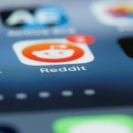 Reddit: Η AI αναζήτηση ανησυχεί παρά το δυνατό τρίμηνο