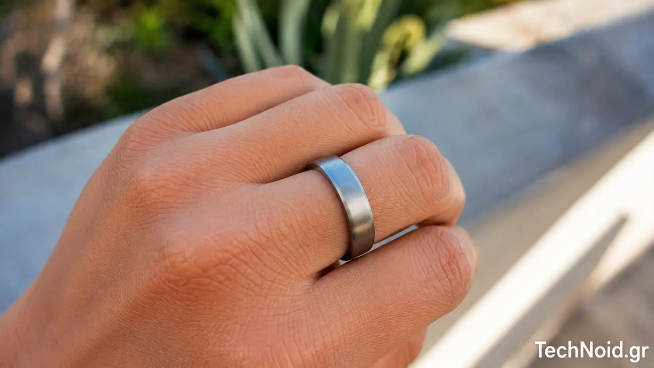 Smart Rings εναντίον Smartwatches: Ποιο κερδίζει τελικά τη μάχη του καρπού; Κοντινό πλάνο smart ring στο δάχτυλο χρήστη